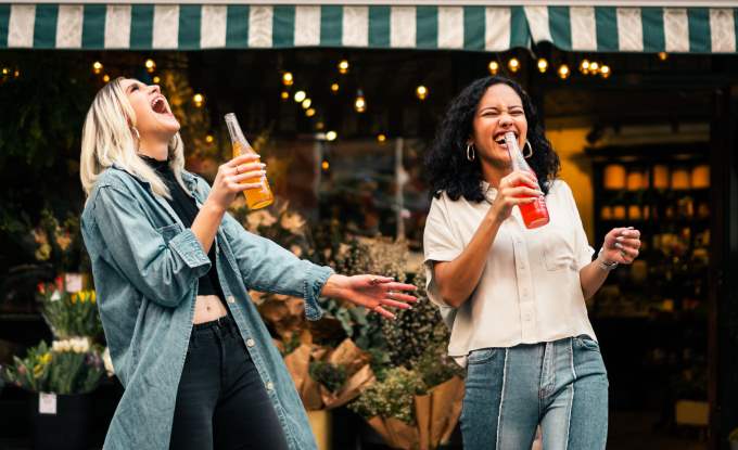 Mujeres riendo después de una buena broma