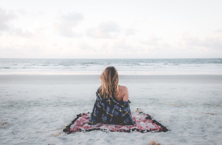 Jovencita viviendo su vida y su libertad