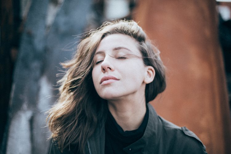 Mujer con una sonrisa deslumbrante