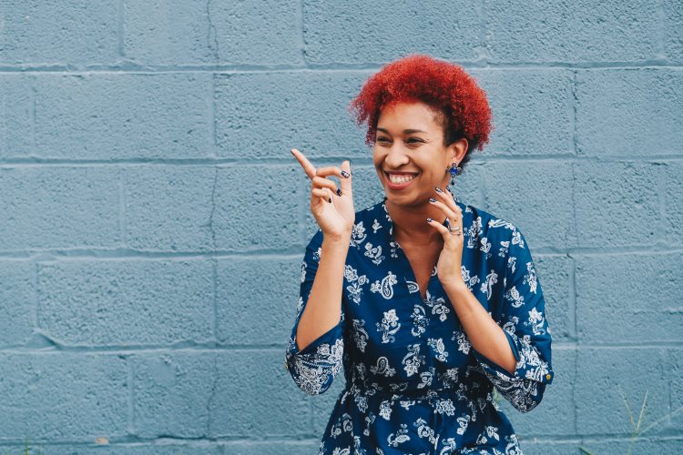 Jovencita viviendo su vida y su libertad