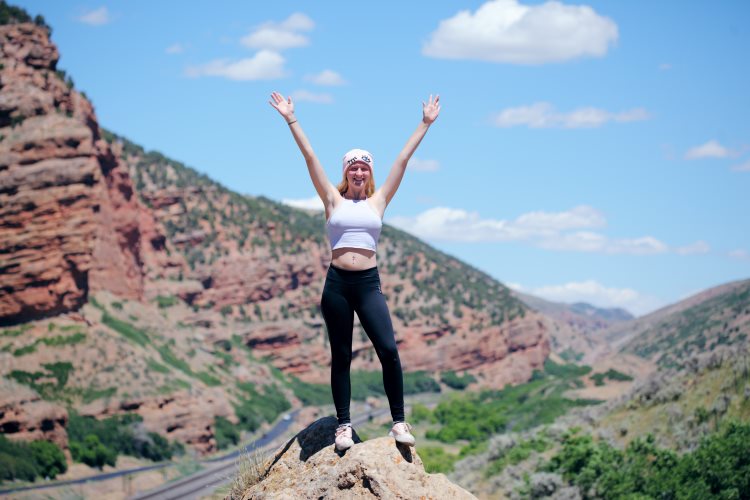 Una mujer joven con una sonrisa deslumbrante