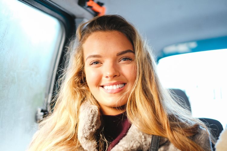 Jovencita con una bonita sonrisa