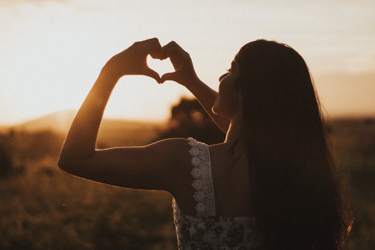 Jovencita en medio de la naturaleza