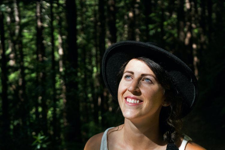 Mujer con una sonrisa deslumbrante