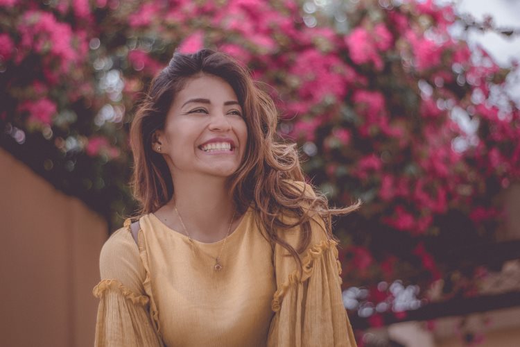 Jovencita con una bonita sonrisa