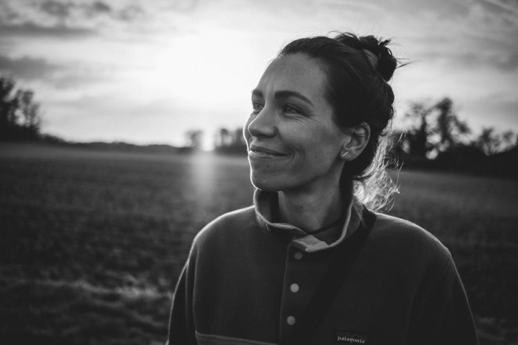 Jovencita con una bonita sonrisa