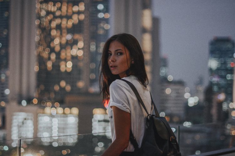 Una mujer joven con una sonrisa deslumbrante