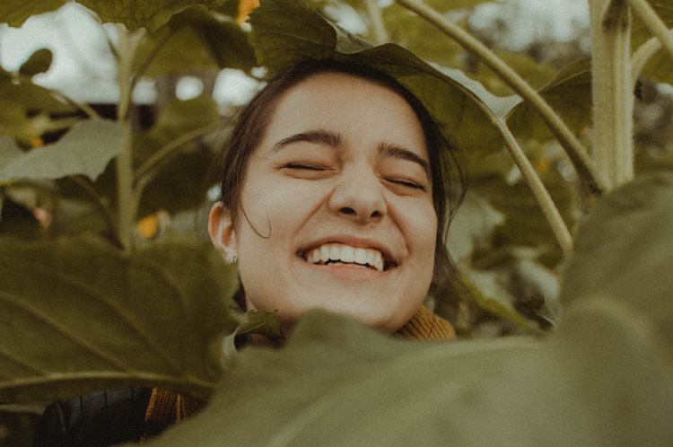 Una mujer sonriendo