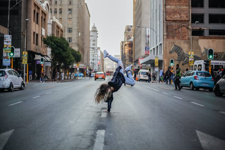 Mujer disfrutando de su libertad