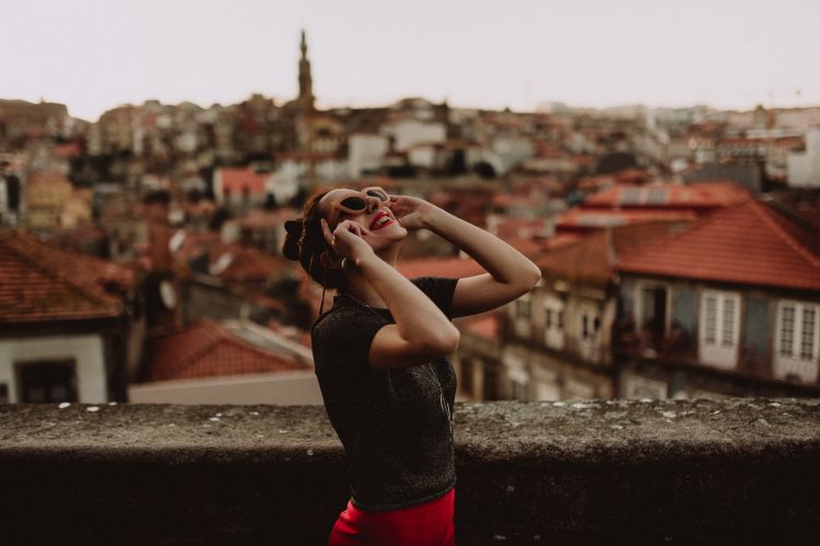 Joven con una sonrisa deslumbrante