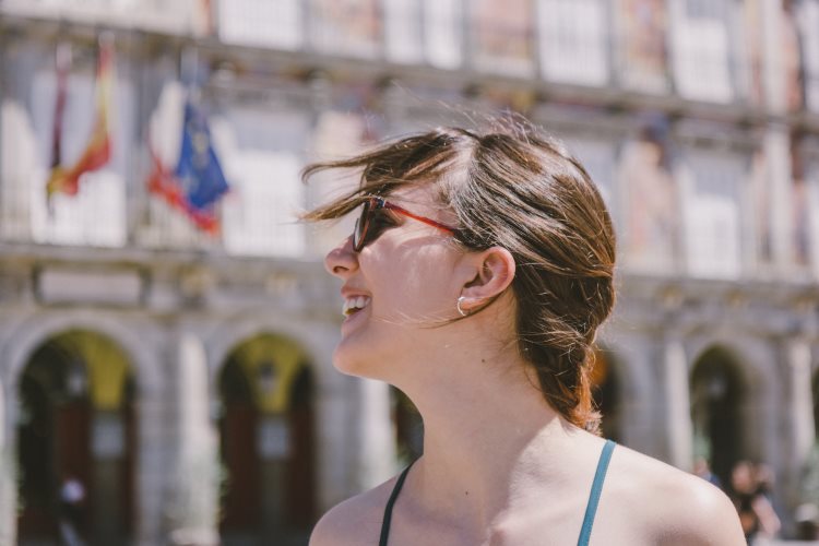 Mujer disfrutando de su libertad