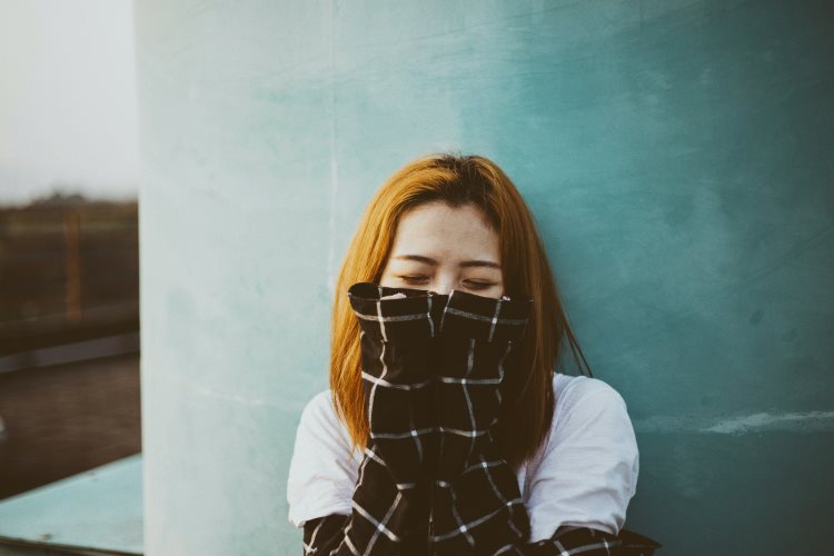 Una mujer sonriendo