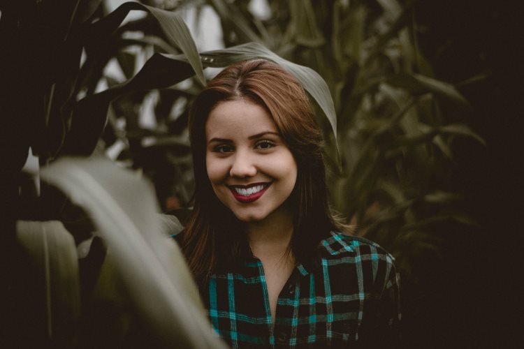 Mujer con una sonrisa deslumbrante