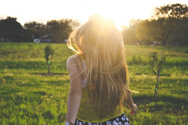 Jovencita en medio de la naturaleza