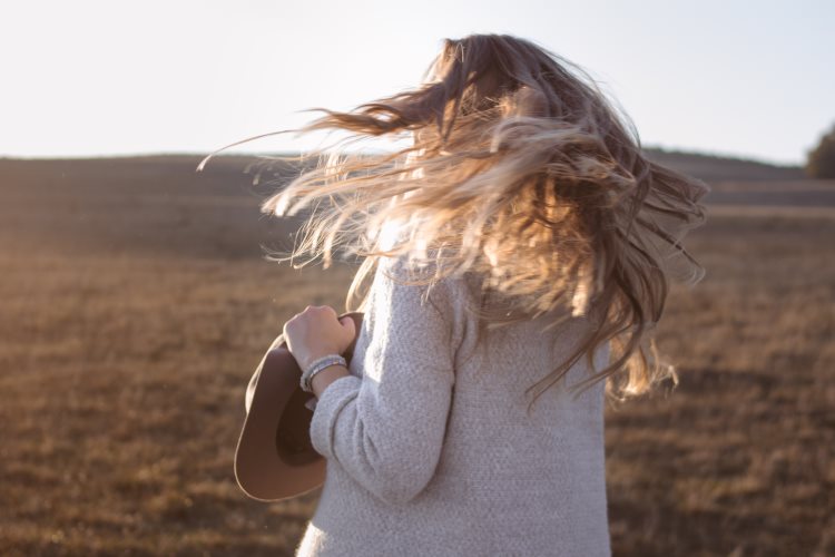 Mujer jóven viajando en solitario