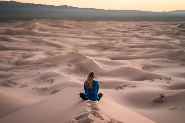 Una mujer disfrutando de su libertad