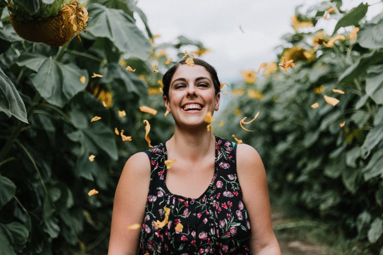 Jovencita en medio de la naturaleza