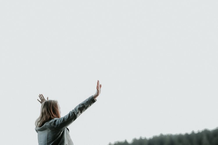 Mujer viviendo su vida