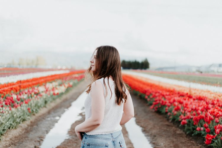 Jovencita viviendo su vida y su libertad