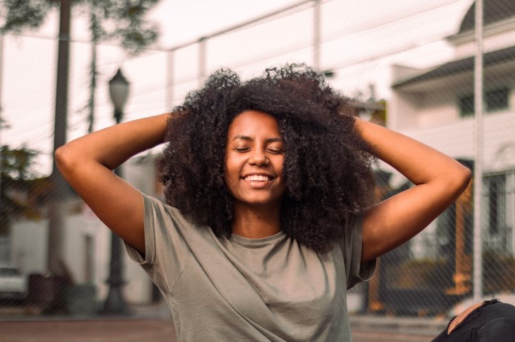 Jovencita con una bonita sonrisa