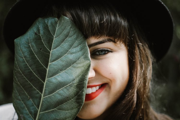 Jovencita en medio de la naturaleza