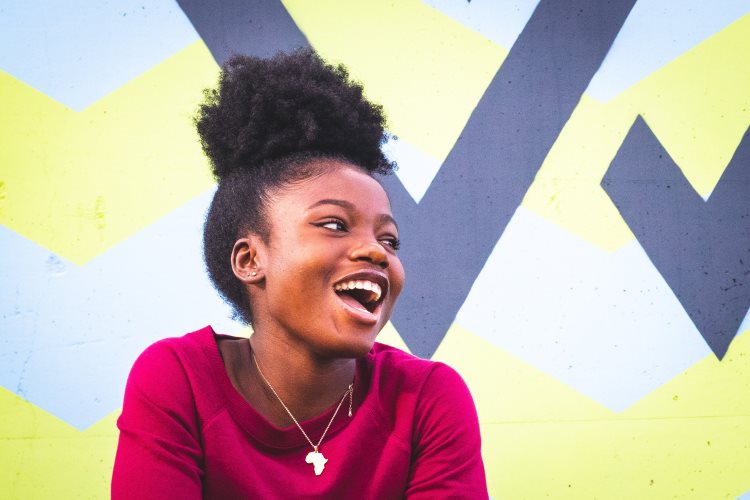 Mujer con una sonrisa deslumbrante