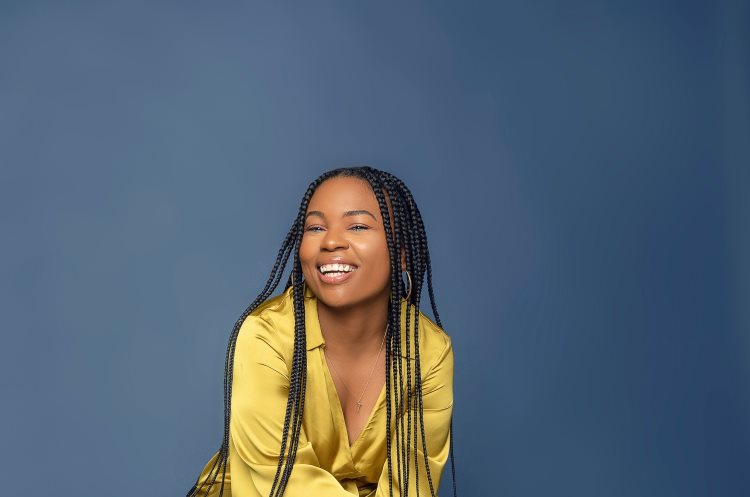 Una mujer joven con una sonrisa deslumbrante