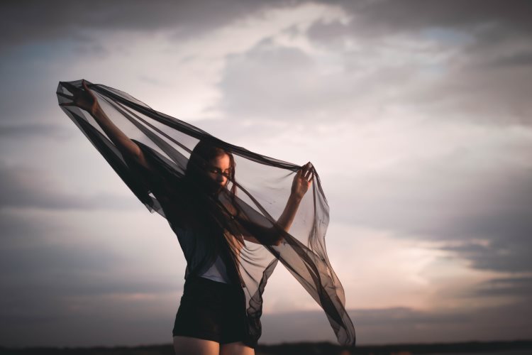 Mujer disfrutando de su libertad