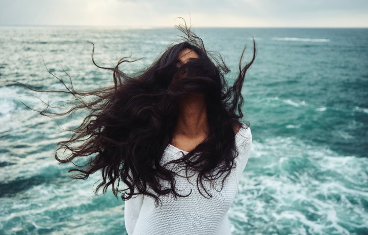 Jovencita en medio de la naturaleza