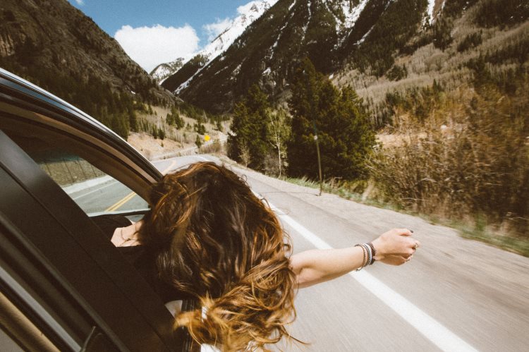 Jovencita viviendo su vida y su libertad