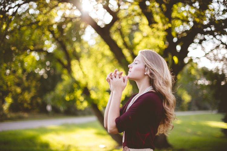 Jovencita en medio de la naturaleza