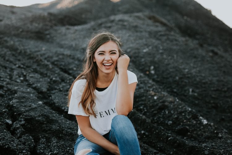 Una mujer joven con una sonrisa deslumbrante