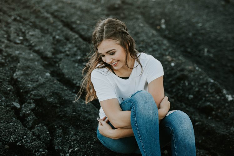 Jovencita viviendo su vida y su libertad